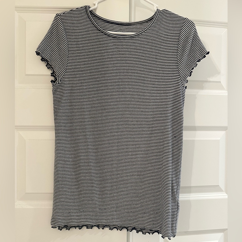 Gap t-shirt with lettuce hem